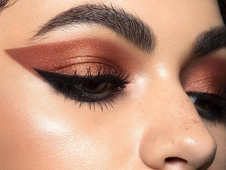 How to Keep Mascara From Smudging Under the Eye